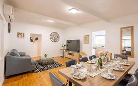 Peaceful 3Beds Affordable Home Near Bne Airport